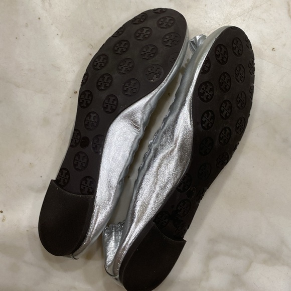 TORY BURCH SILVER LEATHER BALLET FLATS SHOES FESTIVE TASSELS FRONT SIZE 11 NEW - Picture 13 of 16